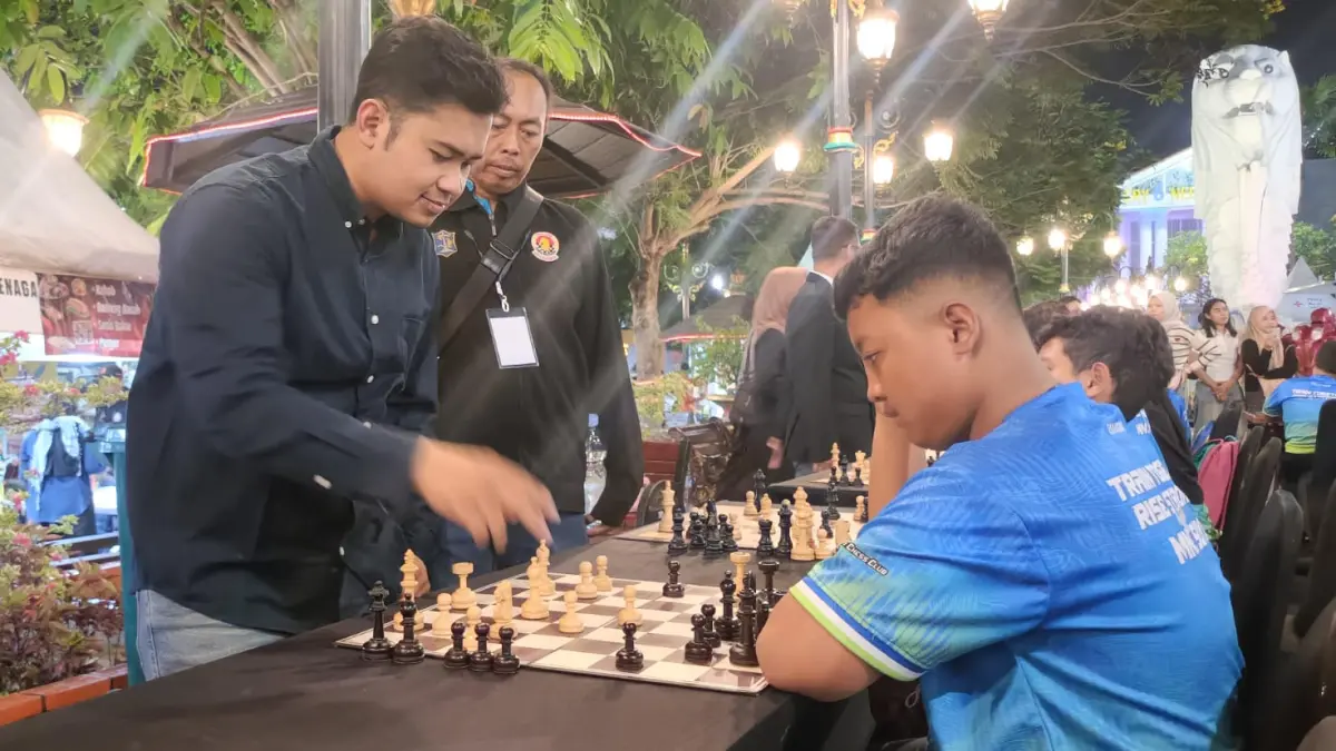Grand Master Novendra Priasmoro menghadapi puluhan pecatur dalam laga simultan di Kota Madiun. HENGKY RISTANTO/JAWA POS RADAR MADIUN