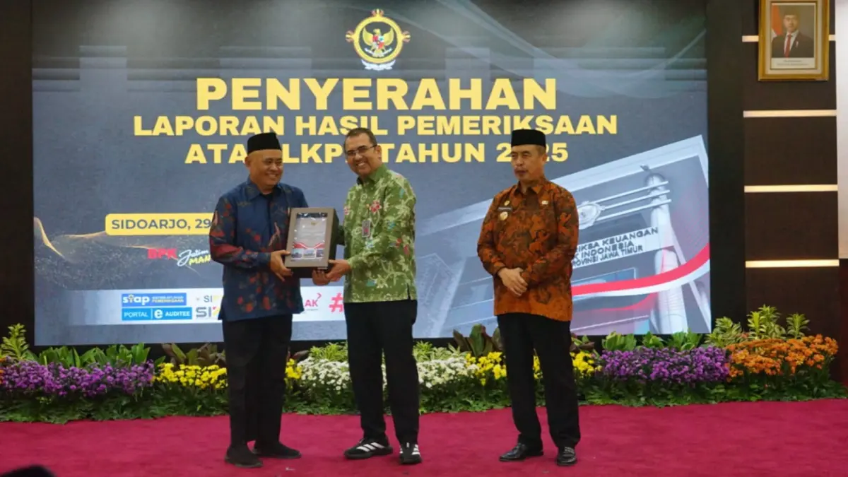 Ketua DPRD Kabupaten Madiun Fery Sudarsono menerima Laporan Hasil Pemeriksaan (LHP) LKPD 2025 dari BPK RI Perwakilan Jawa Timur di Sidoarjo.