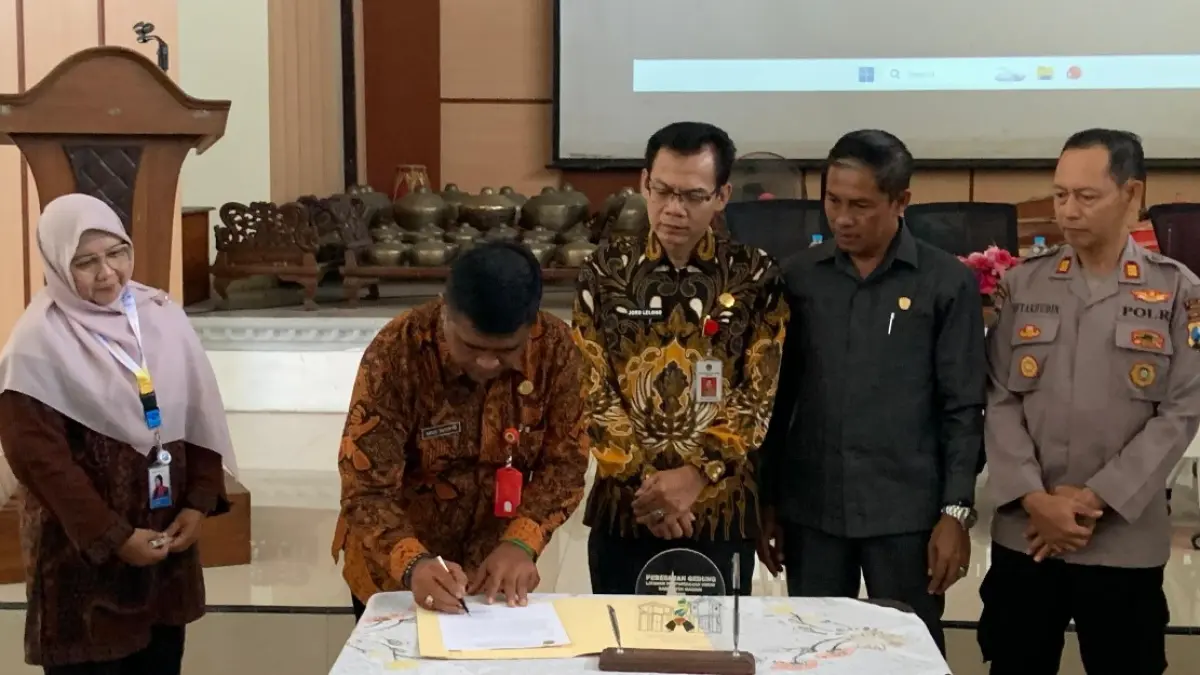 KOMITMEN: Dikbud, Inspektorat, Komisi A DPRD, dan Polres Madiun menandatangani Pakta Integritas dan Deklarasi Bersama Pelaksanaan SPMB Tahun Pelajaran 2026/2027. (LODITYA FERNANDEZ/RADAR MADIUN)