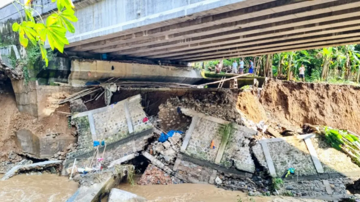 Kondisi talud penyangga Jembatan Plapar di Desa Caluk, Kecamatan Slahung, mengalami kerusakan dan membuat struktur jembatan mulai miring pascabanjir. DOK JAWA POS RADAR PONOROGO