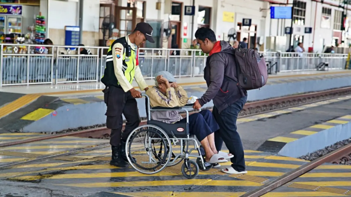 Penumpang memadati area Stasiun Madiun saat libur panjang Idul Adha. FOTO: HUMAS KAI DAOP 7 MADIUN