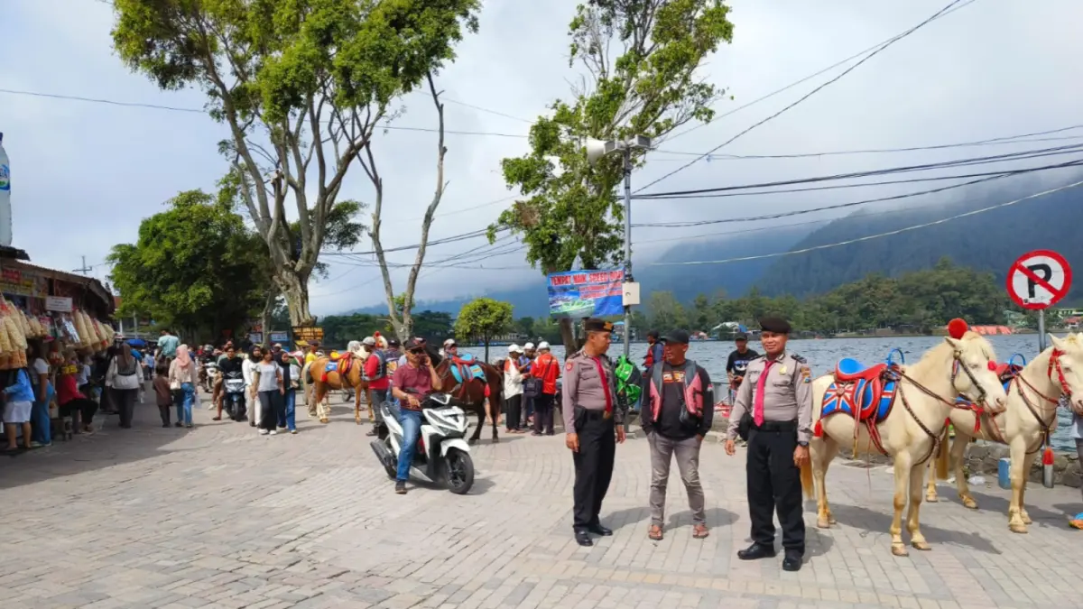 Personel Polres Magetan melakukan patroli di kawasan wisata Telaga Sarangan. Pengamanan diperketat selama libur panjang Idul Adha untuk menjaga situasi tetap kondusif. FOTO: ISTIMEWA