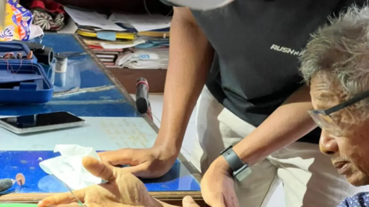 Petugas Damkar Pacitan melakukan pemotongan cincin yang tersangkut di jari seorang warga menggunakan gerinda mini dalam operasi penyelamatan nonkebakaran. FOTO: ISTIMEWQ