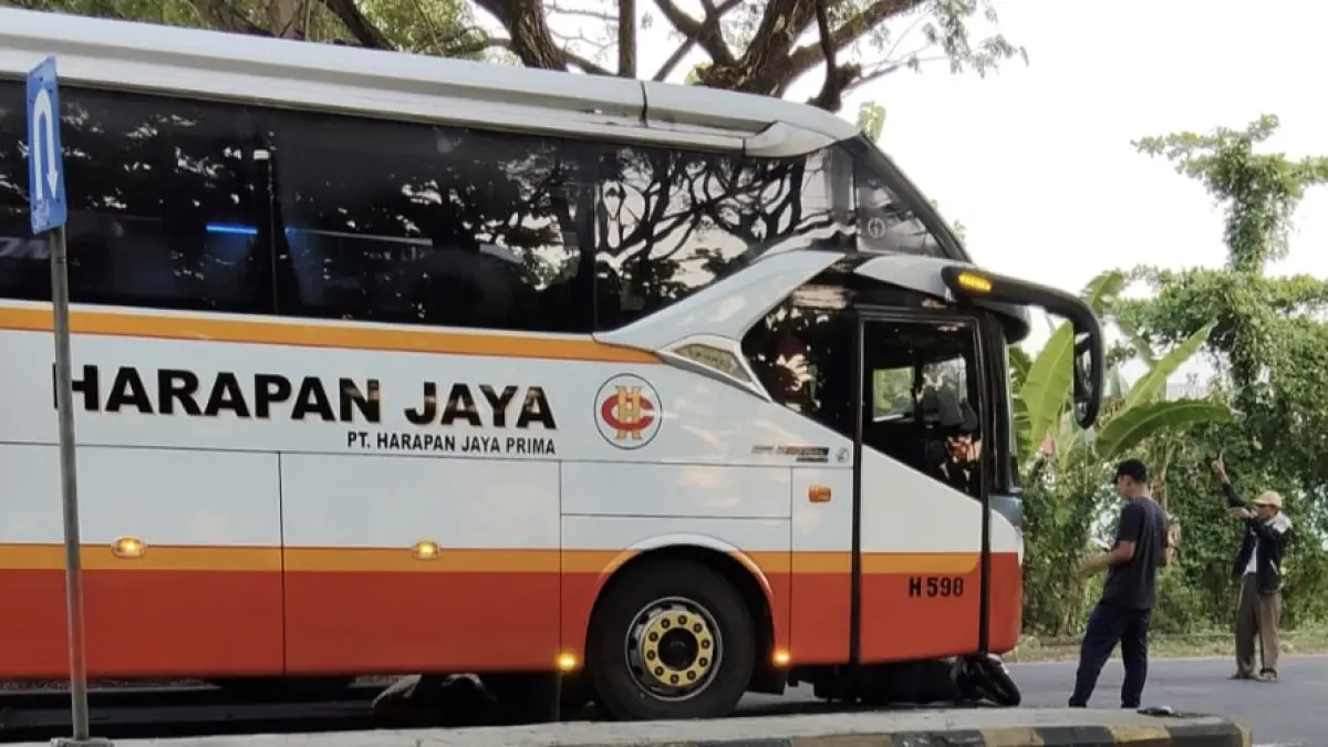 Petugas Satlantas Polres Madiun Kota melakukan olah TKP kecelakaan maut yang melibatkan sepeda motor dan bus di Jalan Ring Road Barat, Sabtu (30/5) pagi. FOTO: ISTIMEWA