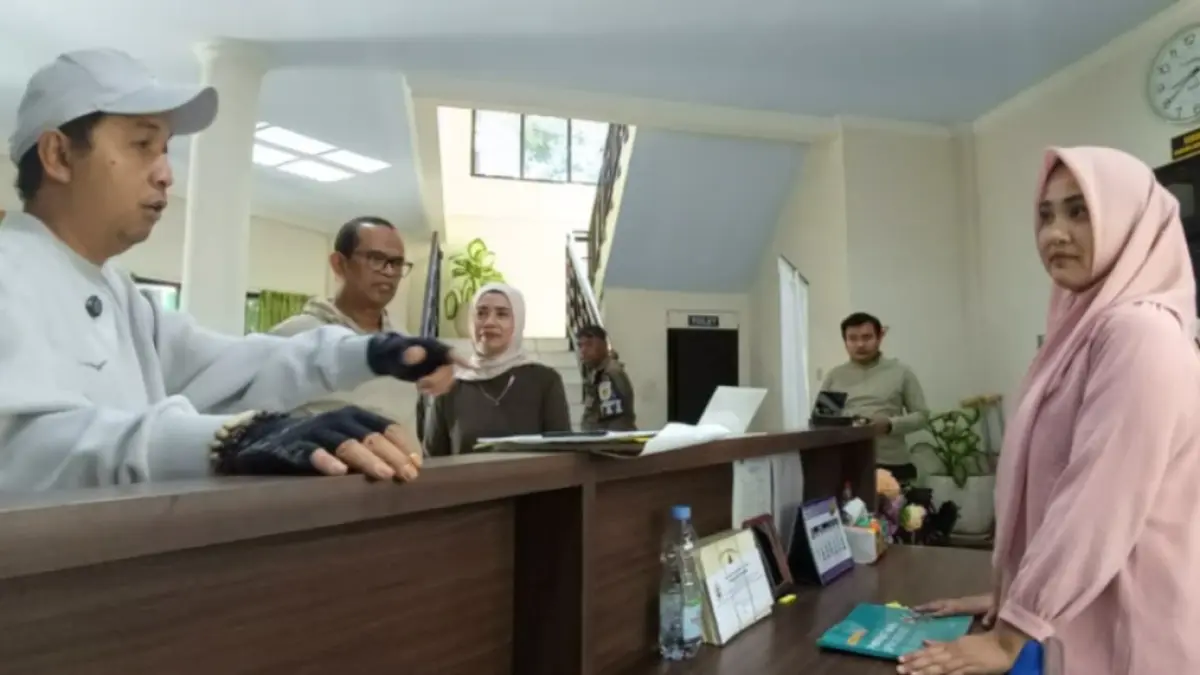 Plt Wali Kota Madiun F. Bagus Panuntun meninjau sejumlah fasilitas publik dan pelayanan pemerintahan saat hari kejepit nasional untuk memastikan pelayanan kepada masyarakat tetap berjalan optimal. HENGKY RISTANTO/JAWA POS RADAR MADIUN