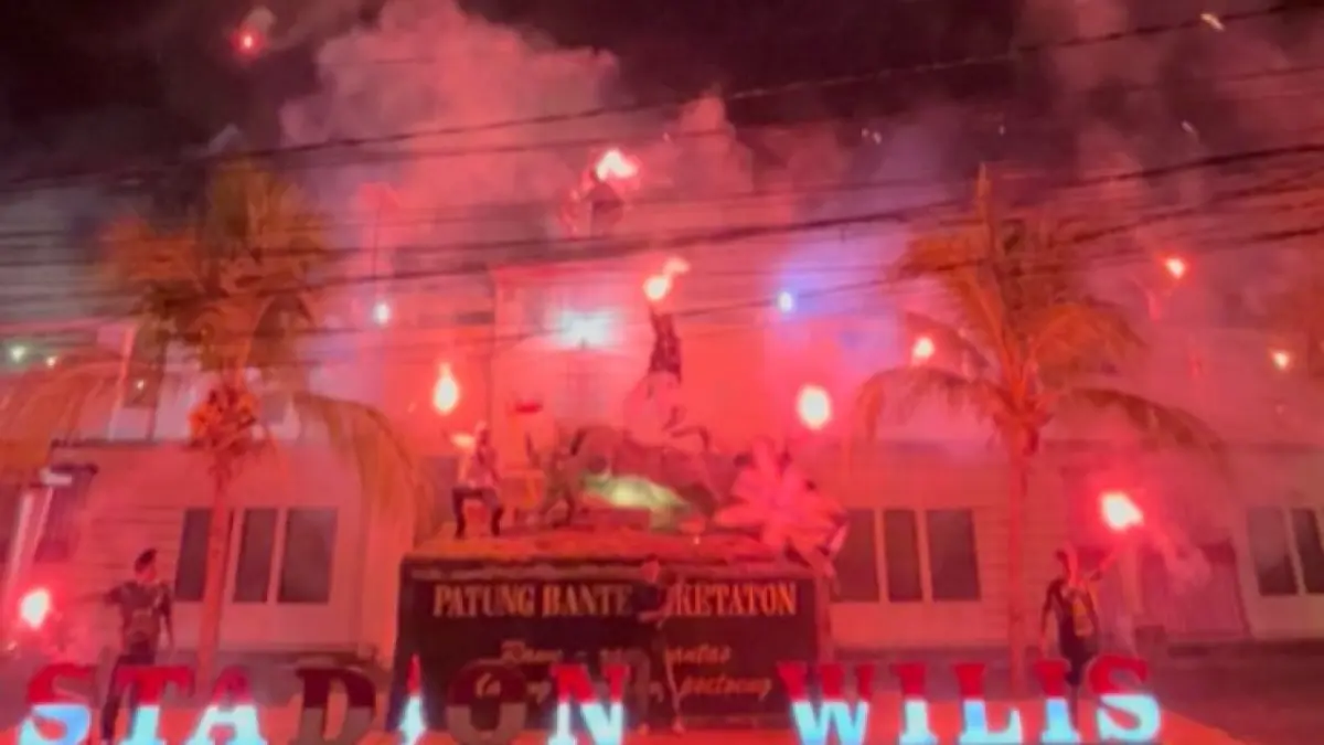 Suporter menyalakan flare dan kembang api di Stadion Wilis saat peringatan HUT ke-97 PSM Madiun. FOTO: ISTIMEWA