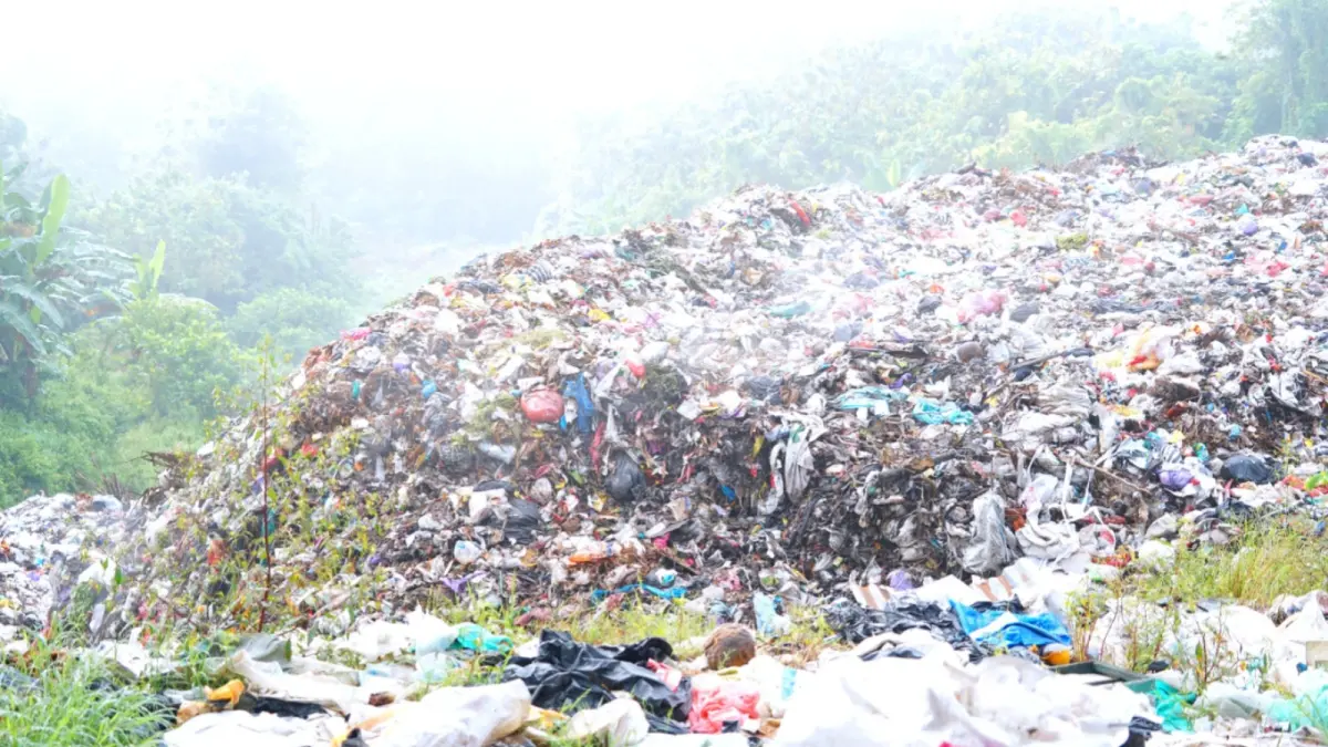 Tumpukan sampah di TPA Selopuro, Kecamatan Pitu, terus bertambah. FOTO: ASEP SYAEFUL/JAWA POS RADAR NGAWI