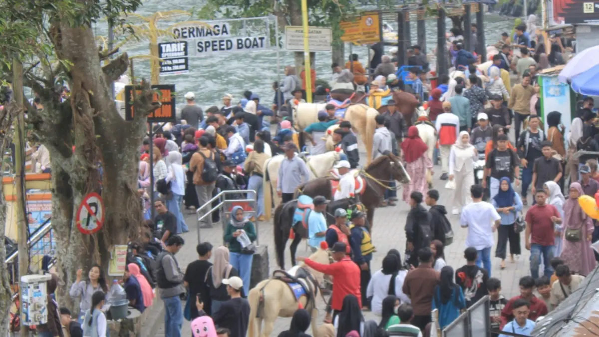 Wisatawan memadati kawasan Telaga Sarangan. Dinkes Magetan mengingatkan pelaku usaha wisata dan penginapan memenuhi standar kesehatan demi menjamin kenyamanan pengunjung. AJI PUTRA/JAWA POS RADAR MAGETAN