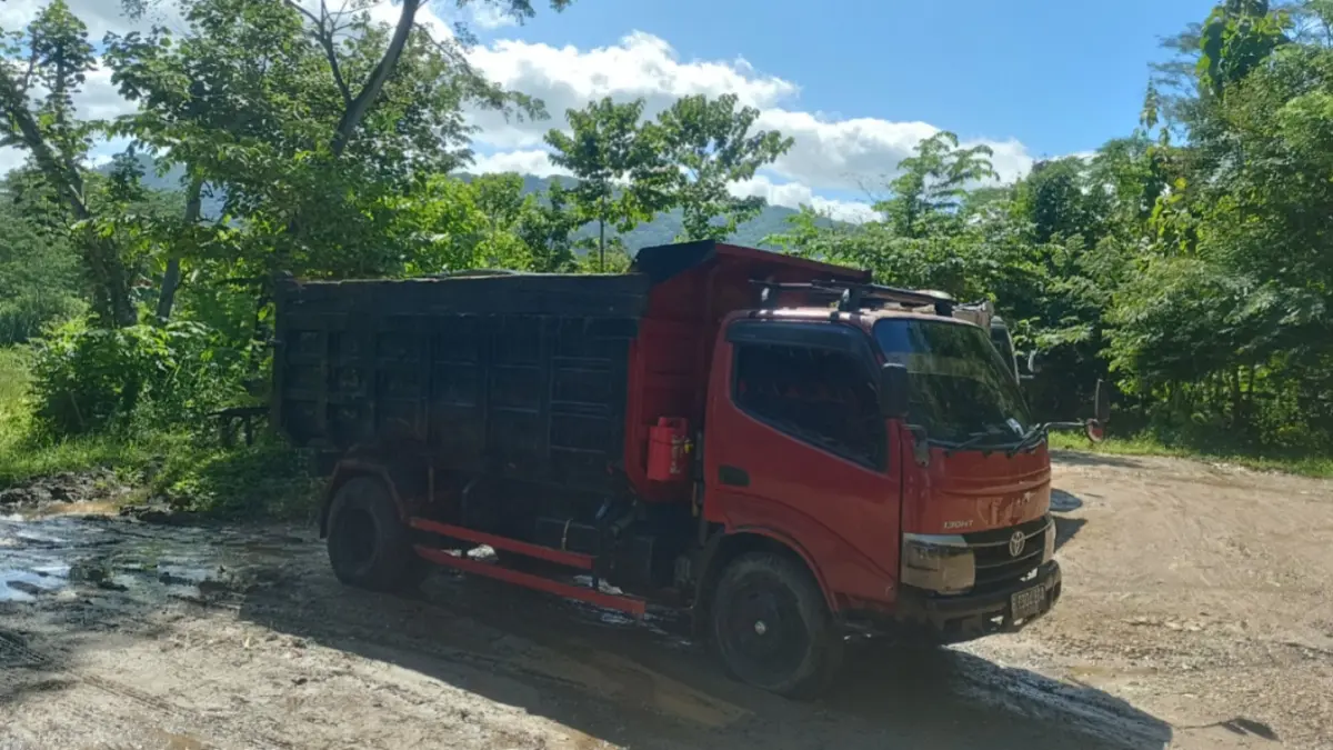 Aktivitas penambangan pasir di Sungai Grindulu kembali berjalan setelah sempat dihentikan. NUR CAHYONO/JAWA POS RADAR PACITAN