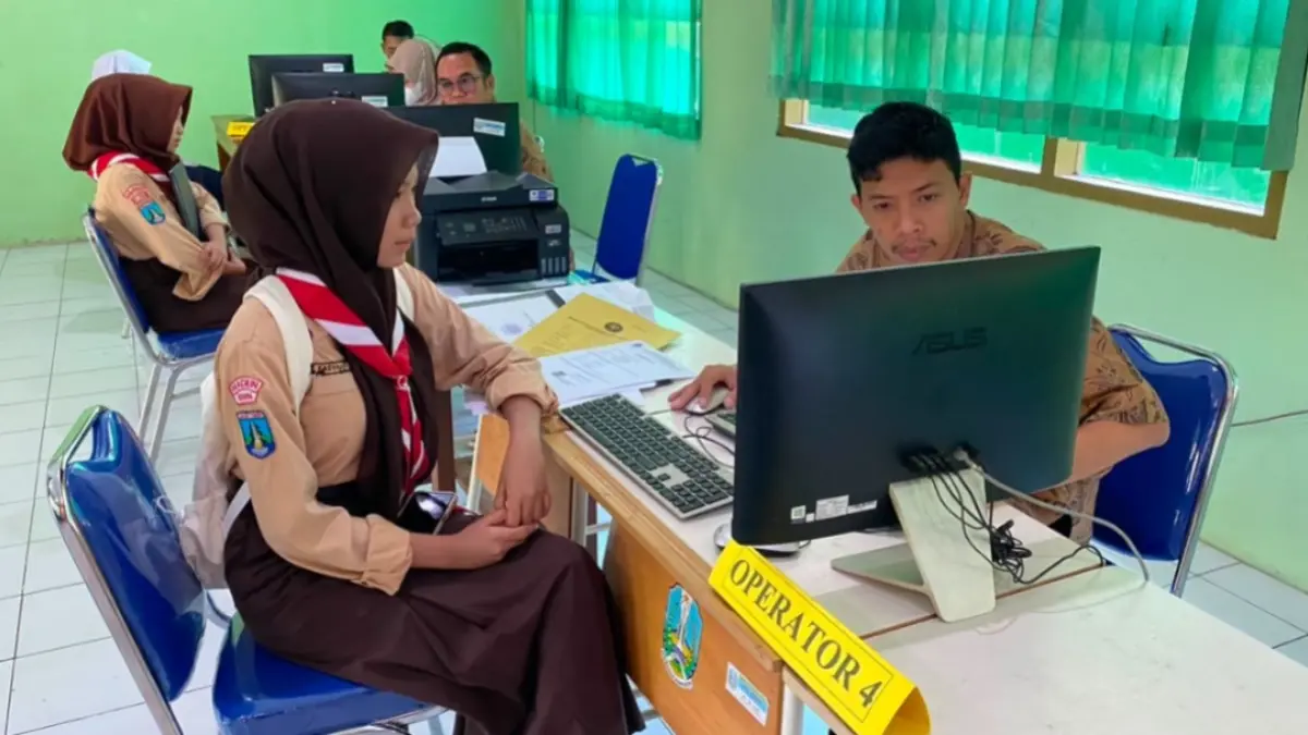Calon peserta didik memadati layanan verifikasi rapor dan pengambilan PIN SPMB 2026 di SMAN 1 Dolopo pada hari pertama pelaksanaan. DIAN RAHAYU/JAWA POS RADAR MADIUN