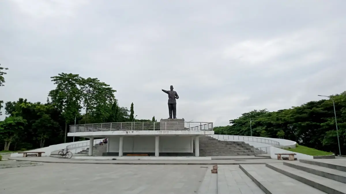 Kawasan Taman Pemuda Soekarno di Ngawi akan ditata menjadi pusat aktivitas organisasi kepemudaan sekaligus ruang publik terpadu dengan dukungan anggaran Rp 5,6 miliar. ASEP AYAEFUL/JAWA POS RADAR NGAWI