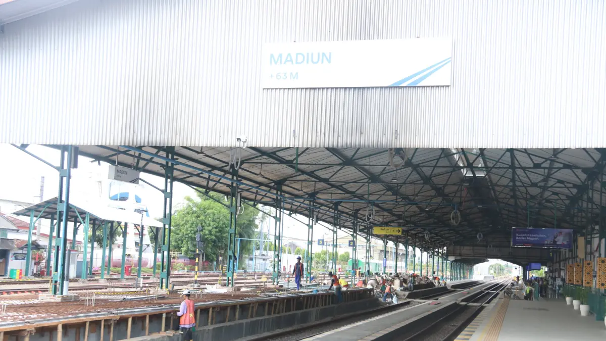 Pekerja melakukan penataan kawasan Stasiun Madiun. KAI Daop 7 mengembangkan sejumlah fasilitas untuk meningkatkan kenyamanan dan keselamatan pelanggan. FOTO: HUMAS KAI DAOP 7 MADIUN