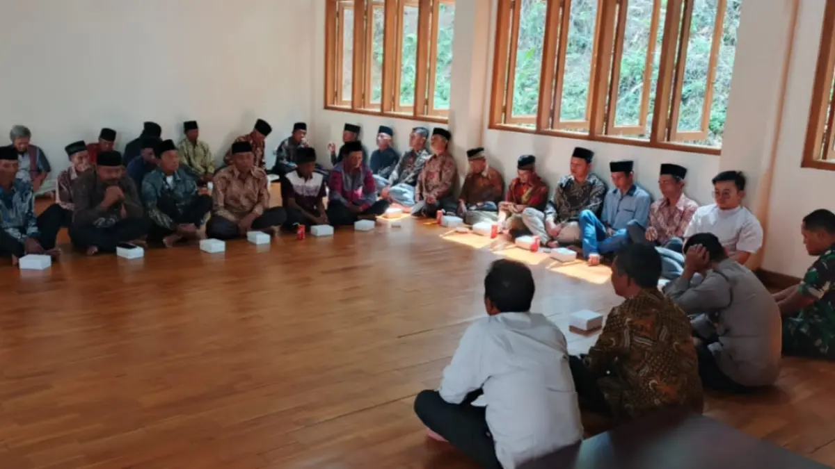 Personel Polres Magetan dan Polsek Plaosan mengamankan pelaksanaan Hari Raya Waisak 2570 BE/2026 di Vihara Vimalakirti, Plaosan, Minggu (31/5). FOTO: ISTIMEWA