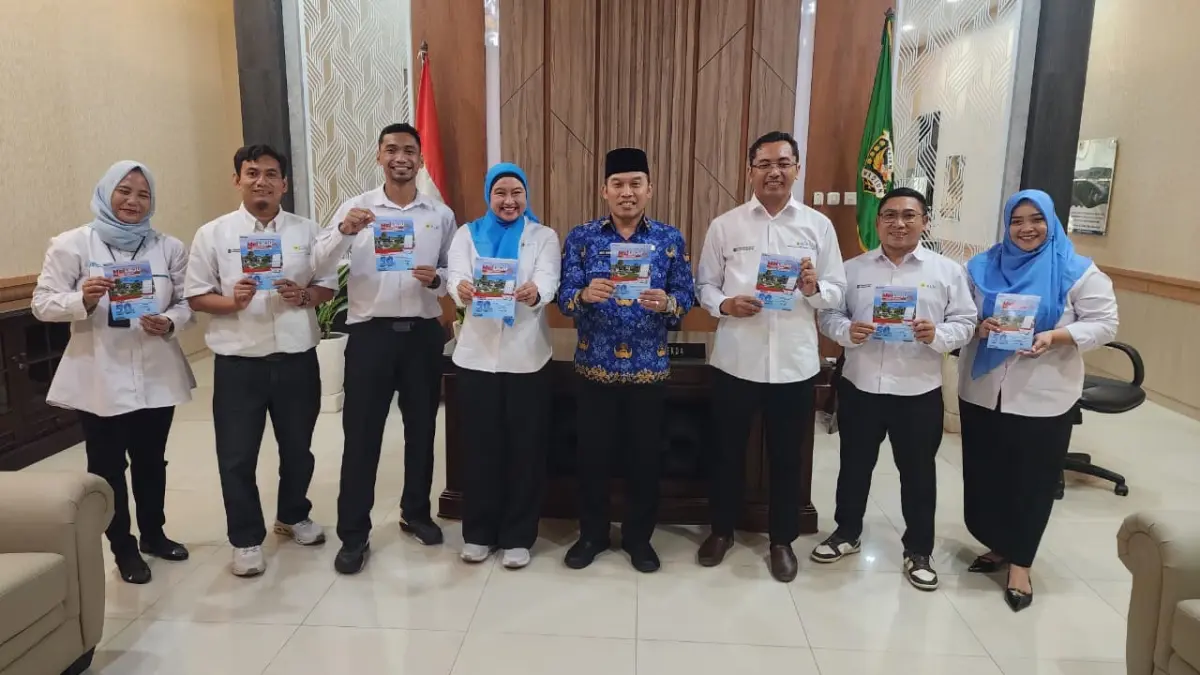Perwakilan PLN UP3 Madiun berbincang dengan Sekda Kabupaten Madiun Sigit Budiarto.