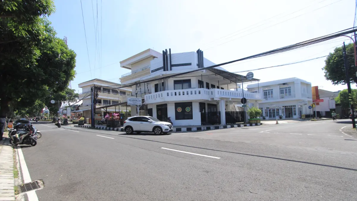 Petugas Dishub Magetan memasang rambu tambahan sebagai tindak lanjut evaluasi rekayasa lalu lintas setelah sejumlah bus kesulitan bermanuver di kawasan Jalan Kresno. AJI PUTRA/JAWA POS RADAR MAGETAN