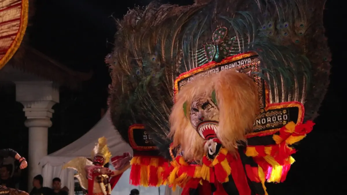 Tim Unit Aktivitas Karawitan dan Tari Universitas Brawijaya mendampingi siswa SMAN 3 Ponorogo berlatih reog menjelang Festival Nasional Reog Ponorogo 2026. DOK JAWA POS RADAR PONOROGO