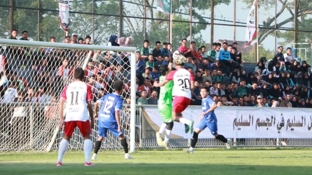 Timnas All Star menghadapi Gontor FC dalam laga eksibisi pembuka Super Copa Gontor di Stadion Darussalam Gontor, Ponorogo. SUGENG DWI N/JAWA POS RADAR PONOROGO