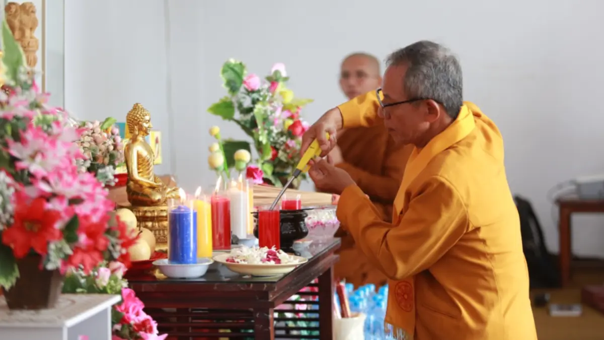 Umat Buddha mengikuti puja bakti Waisak 2570 BE di Vihara Giri Bandha Sukhavati, Kota Madiun. BAGAS BIMANTARA/JAWA POS RADAR MADIUN
