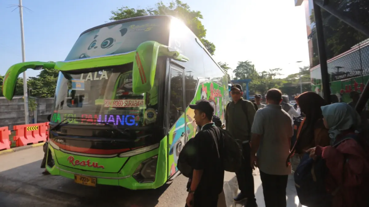 Aktivitas penumpang di Terminal Tipe A Purboyo Madiun meningkat selama libur panjang Idul Adha. BAGAS BIMANTARA/JAWA POS RADAR MADIUN