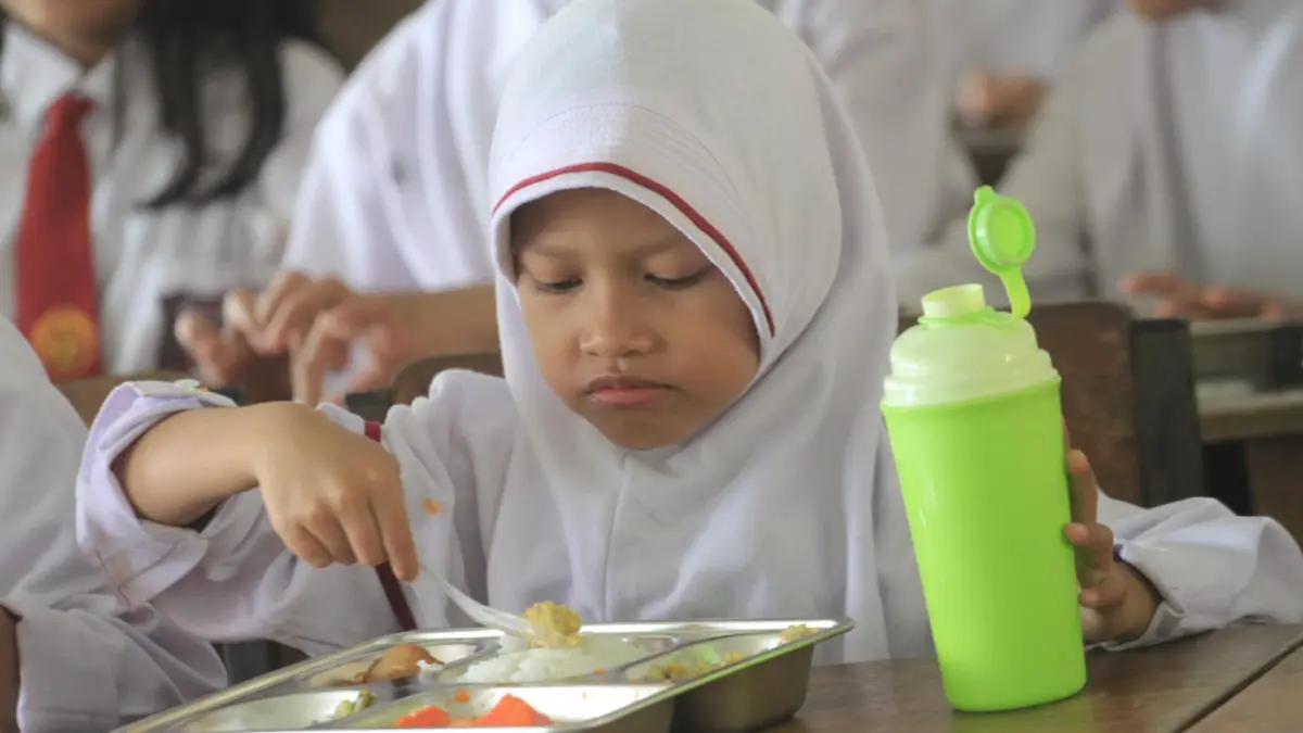 Bupati Madiun Hari Wuryanto memberikan pembinaan kepada pengelola SPPG dan menekankan pentingnya pemanfaatan produk lokal dalam pelaksanaan Program Makan Bergizi Gratis (MBG). DOK RADAR MADIUN