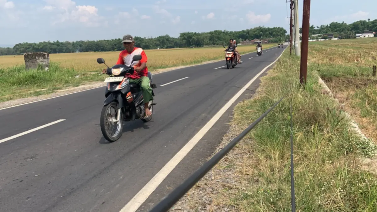 Jaringan utilitas di sejumlah ruas jalan di Kabupaten Madiun terlihat semerawut dan menumpuk. LODITYA FERNANDEZ/RADAR MADIUN
