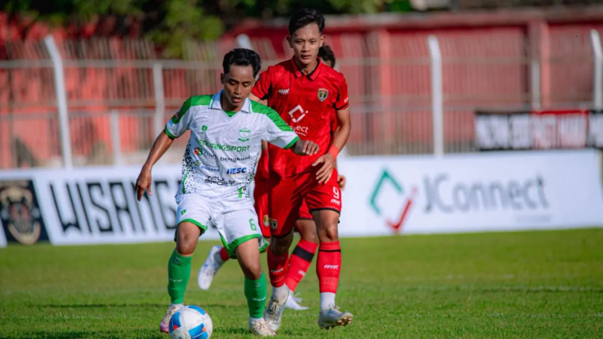 Pemain Persinga Ngawi merayakan gol saat menghadapi PS Tunas Muda Bengkulu pada laga perdana putaran nasional Liga 4 Piala Presiden 2026 di Stadion Ketonggo. FOTO: ISTIMEWA