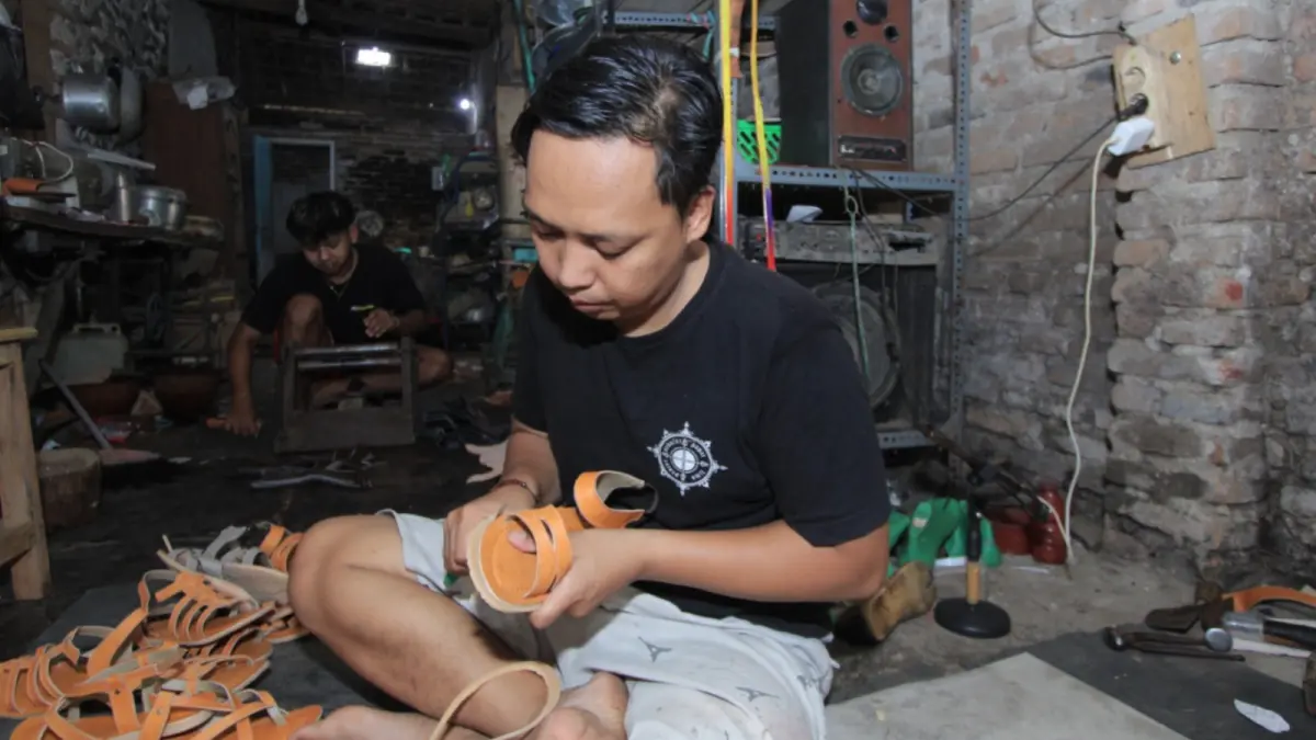 Pemkab Magetan mendorong industri kulit beralih dari penjualan kulit lembaran ke produk jadi bernilai tambah tinggi. AJI PUTRA/JAWA POS RADAR MAGETAN