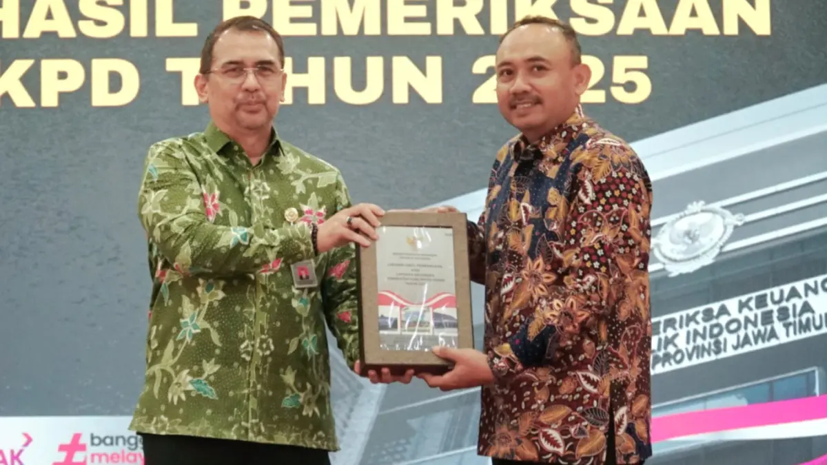 AKUNTABEL: Bupati Ngawi Ony Anwar Harsono menunjukkan dokumen LHP BPK usai menerima opini WTP atas LKPD Tahun Anggaran 2025.