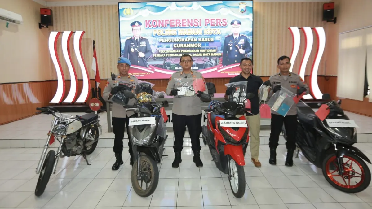 BARANG BUKTI: Polisi menunjukkan sepeda motor hasil curian yang diamankan dari empat tersangka curanmor saat konferensi pers di Mapolres Madiun Kota. BAGAS BIMANTARA/JAWA POS RADAR MADIUN