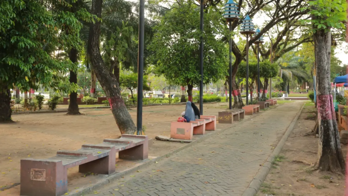 DIBENAHI: Kondisi paving jalur pedestrian di kawasan Alun-Alun Kota Madiun yang mulai rusak. BAGAS BIMANTARA/JAWA POS RADAR MADIUN