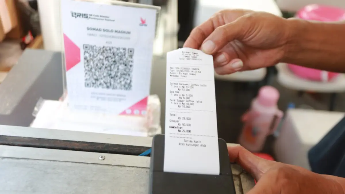 DIGITALISASI UMKM: Pelaku usaha di kawasan Pahlawan Religi Center (PRC) mulai menggunakan mesin kasir digital. BAGAS BIMANTARA/JAWA POS RADAR MADIUN