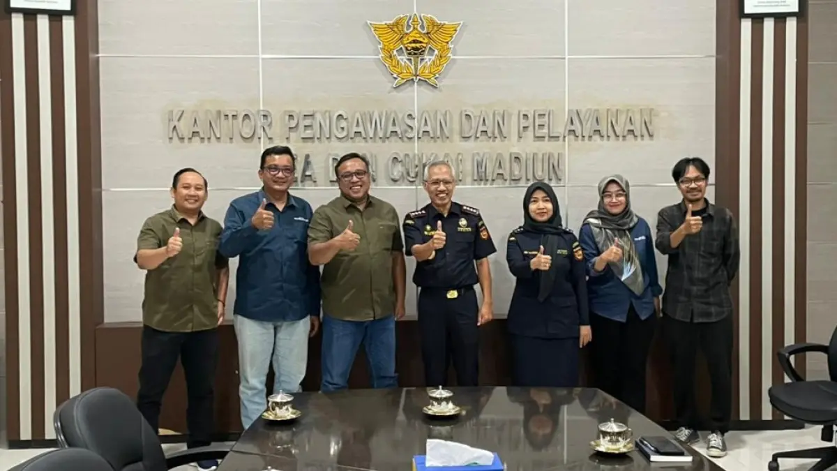 Direktur Jawa Pos Radar Madiun Ockta Prana Lagawira (tiga dari kiri) dan Kepala KPPBC Madiun Heru Djatmika Sunindya (empat dari kiri), foto bersama pada Selasa (2/6).