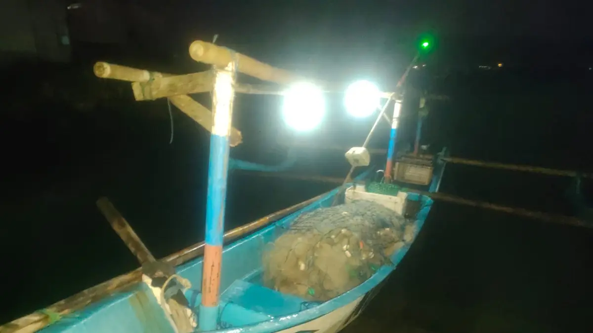 EVAKUASI: Nelayan asal Desa Purworejo, Kecamatan Pacitan, dievakuasi ke darat setelah tidak sadarkan diri saat menarik jaring ikan di perairan selatan Pacitan, Senin (1/6) malam.