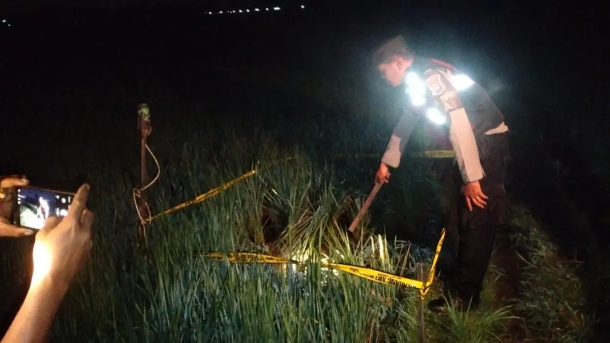 EVAKUASI: Polisi bersama warga mengevakuasi jasad petani yang ditemukan meninggal di area persawahan Desa Wonoasri. FOTO: POLSEK WONOASRI