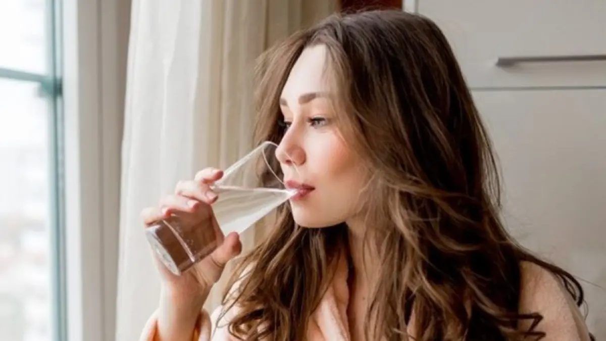 Ilustrasi minum air hangat. (freepik)