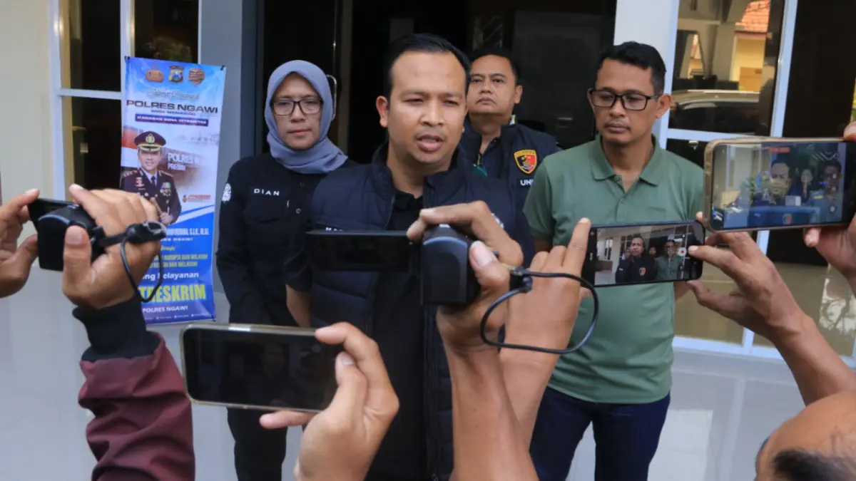 Kasatreskrim Polres Ngawi AKP Aris Gunadi memberikan keterangan terkait penangkapan pelaku penggelapan sepeda motor. ASEP SYAEFUL/JAWA POS RADAR NGAWI