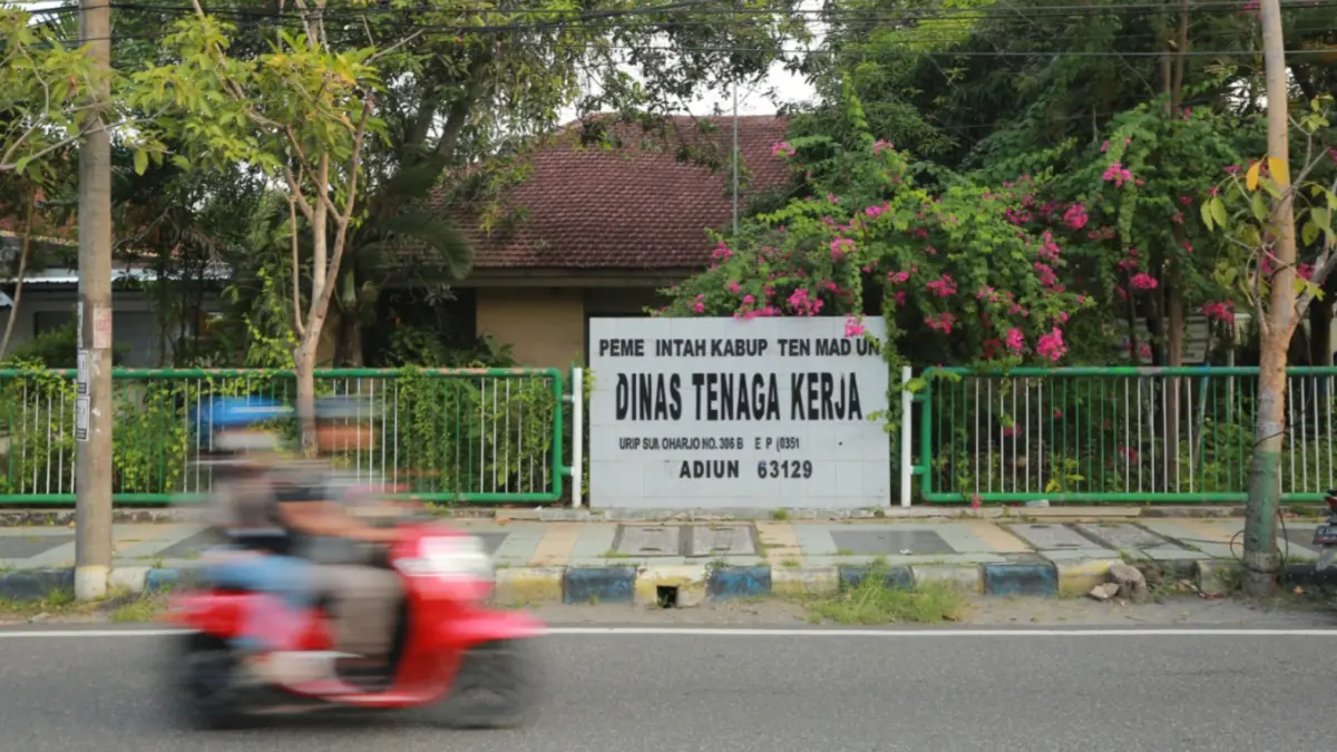 LUAS: Lahan eks Kantor Disnakerin Kabupaten Madiun di Jalan Jenderal Urip Sumoharjo, Kota Madiun, ditawarkan kepada investor melalui skema IPRO dan diproyeksikan menjadi rumah sakit spesialis baru. BAGAS BIMANTARA/JAWA POS RADAR MADIUN