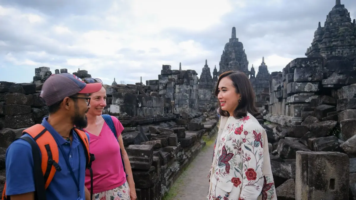 Menteri Pariwisata Widiyanti Putri Wardhana berbincang dengan wisatawan mancanegara saat melakukan kunjungan ke Candi Prambanan untuk meninjau kesiapan fasilitas pelayanan bagi wisatawan, Yogyakarta (Foto: KemenPar RI)