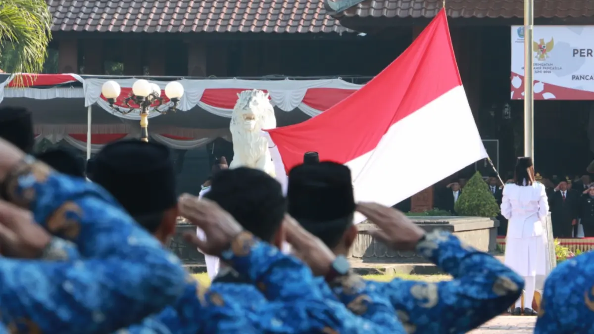 Plt Bupati Ponorogo Lisdyarita memimpin upacara Hari Lahir Pancasila dan mengajak generasi muda mengamalkan nilai-nilai Pancasila dalam kehidupan sehari-hari. SUGENG DWI N/JAWA POS RADAR PONOROGO
