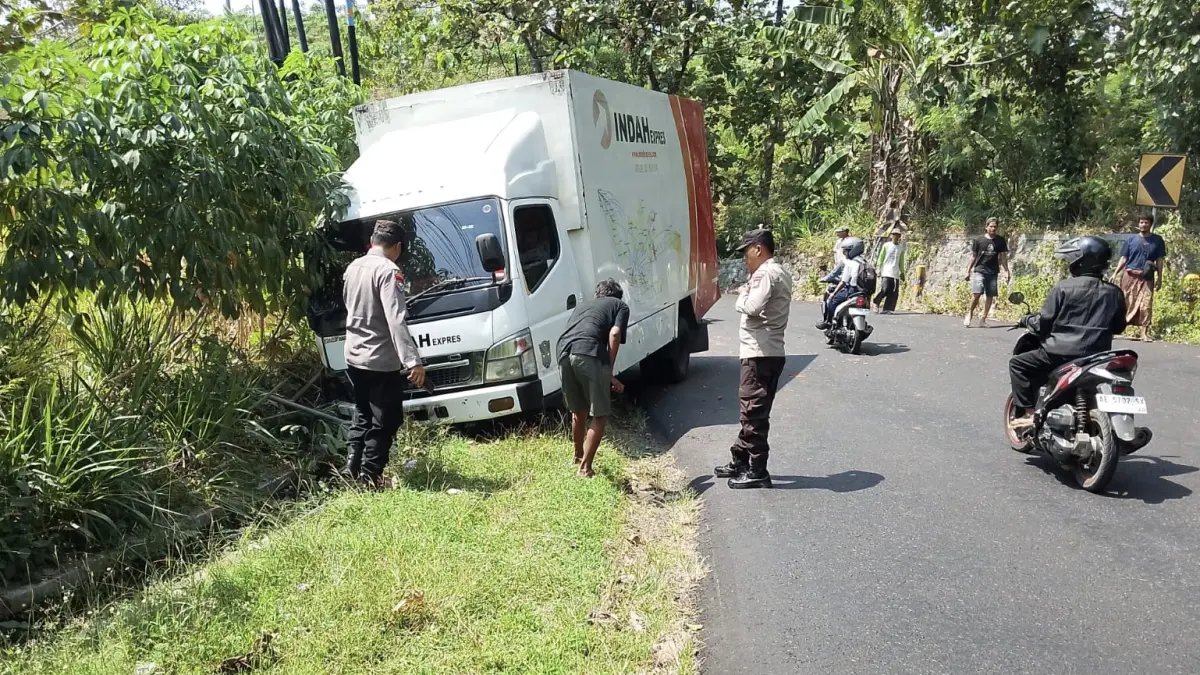 RINGSEK: Kondisi pikap pengangkut batu bata yang rusak parah usai bertabrakan dengan truk ekspedisi di Tikungan Randu-Randu, Desa Sawoo, Kecamatan Sawoo, Selasa (2/6). FOTO: POLSEK SAWOO