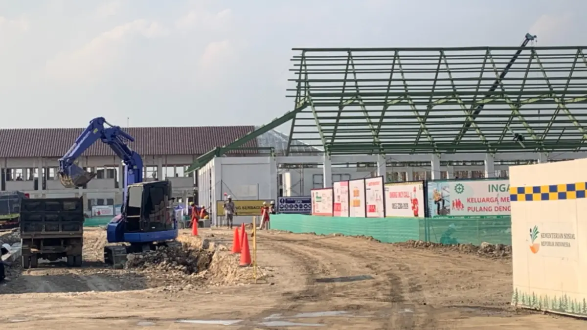 SOSIALISASI: Petugas Dinas Sosial Kabupaten Madiun bersama pendamping PKH terus melakukan sosialisasi kepada keluarga sasaran guna memenuhi kuota 360 siswa Sekolah Rakyat tahun ajaran 2026/2027. DOK JAWA POS RADAR MADIUN