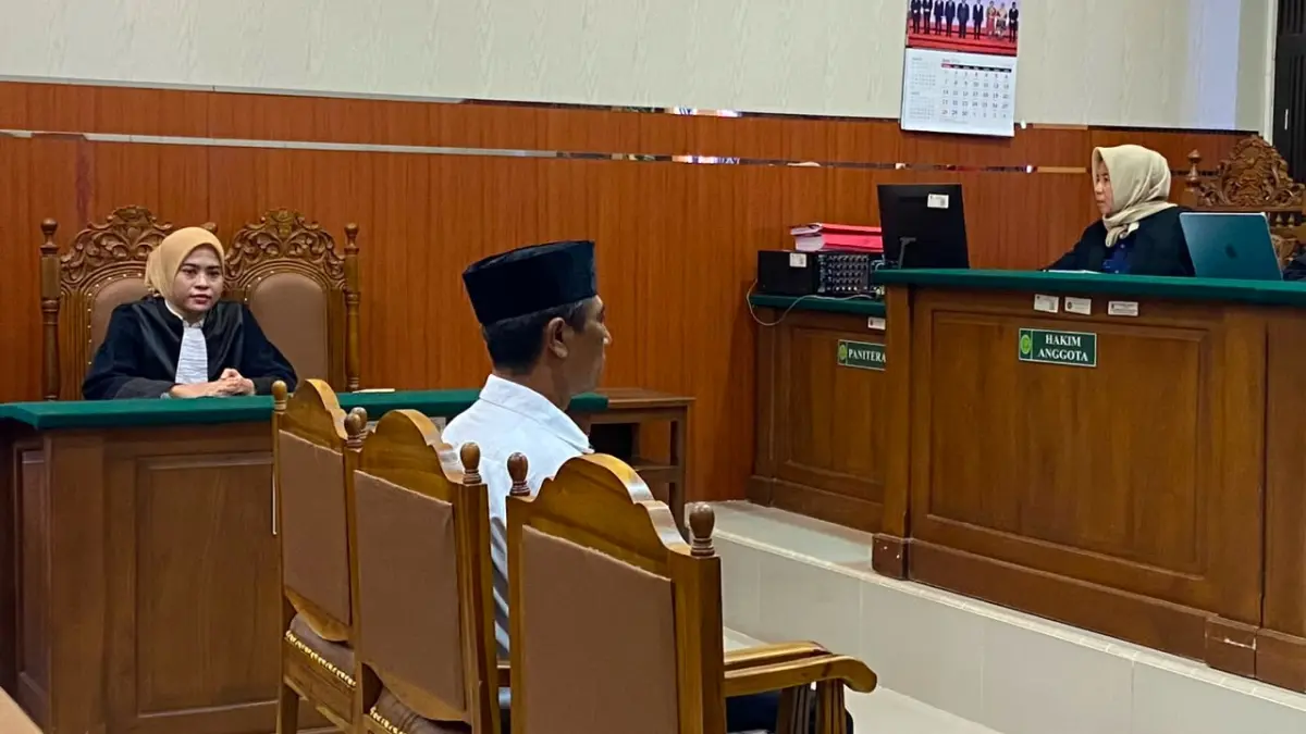 BEDA SIKAP: Terdakwa Toni Hermawan dan Defi Purnawan menjalani sidang putusan kasus narkotika di PN Kabupaten Madiun. DIAN RAHAYU/JAWA POS RADAR MADIUN