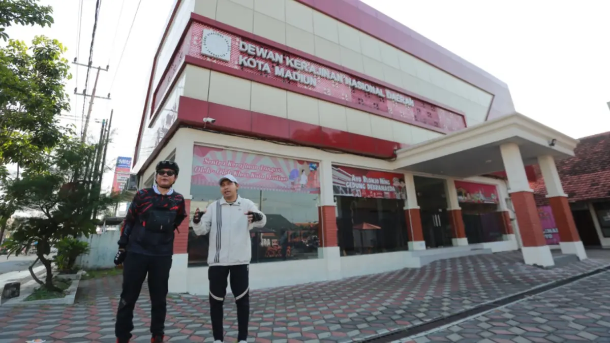 IKON BARU: Plt Wali Kota Madiun F. Bagus Panuntun meninjau kawasan Proliman Joyo yang diproyeksikan menjadi etalase baru identitas Kota Madiun melalui proyek penataan terpadu tahun depan. BAGAS BIMANTARA/RADAR MADIUN