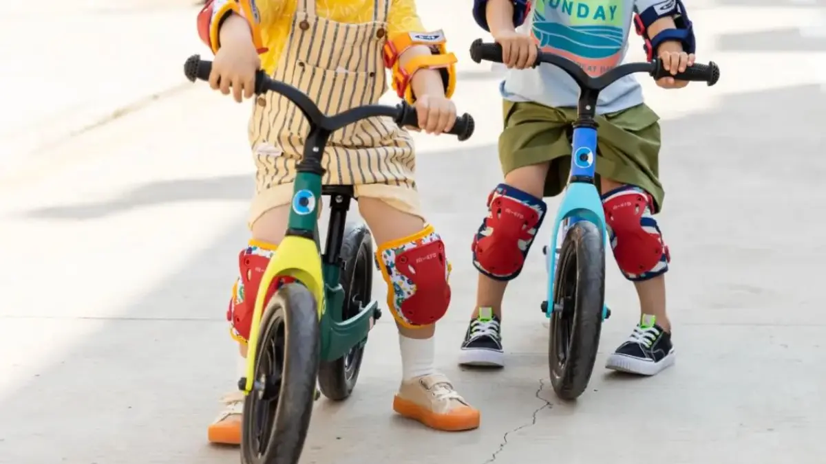 Ilustrasi anak balita memakai balance bike atau sepeda keseimbangan.
