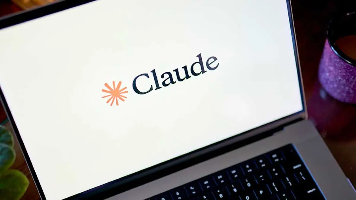 Ilustrasi Claude AI pada Device Laptop