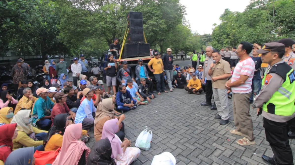 SUARAKAN PENOLAKAN: Ratusan warga Desa Sayutan, Kecamatan Parang, mendatangi Kantor DPRD Magetan, Rabu (3/6), menuntut penghentian aktivitas tambang yang dinilai berpotensi merusak lingkungan dan mengancam keselamatan warga. AJI PUTRA/JAWA POS RADAR MAGETAN