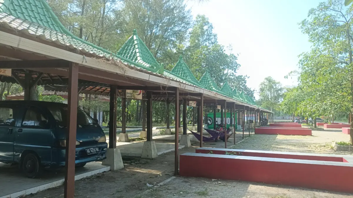 MANGKRAK: Deretan selter UMKM di kawasan Pantai Pancer Door tampak kosong dan tak terawat setelah ditinggalkan pedagang yang berpindah ke Plaza Kuliner. NUR CAHYONO/JAWA POS RADAR PACITAN