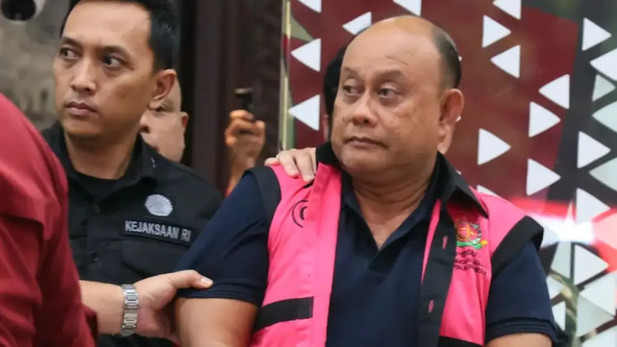 Mantan Kepala BGN Dadan Hindayana mengenakan rompi pink usai ditahan Kejagung, Rabu (3/6). (JAWAPOS.COM)