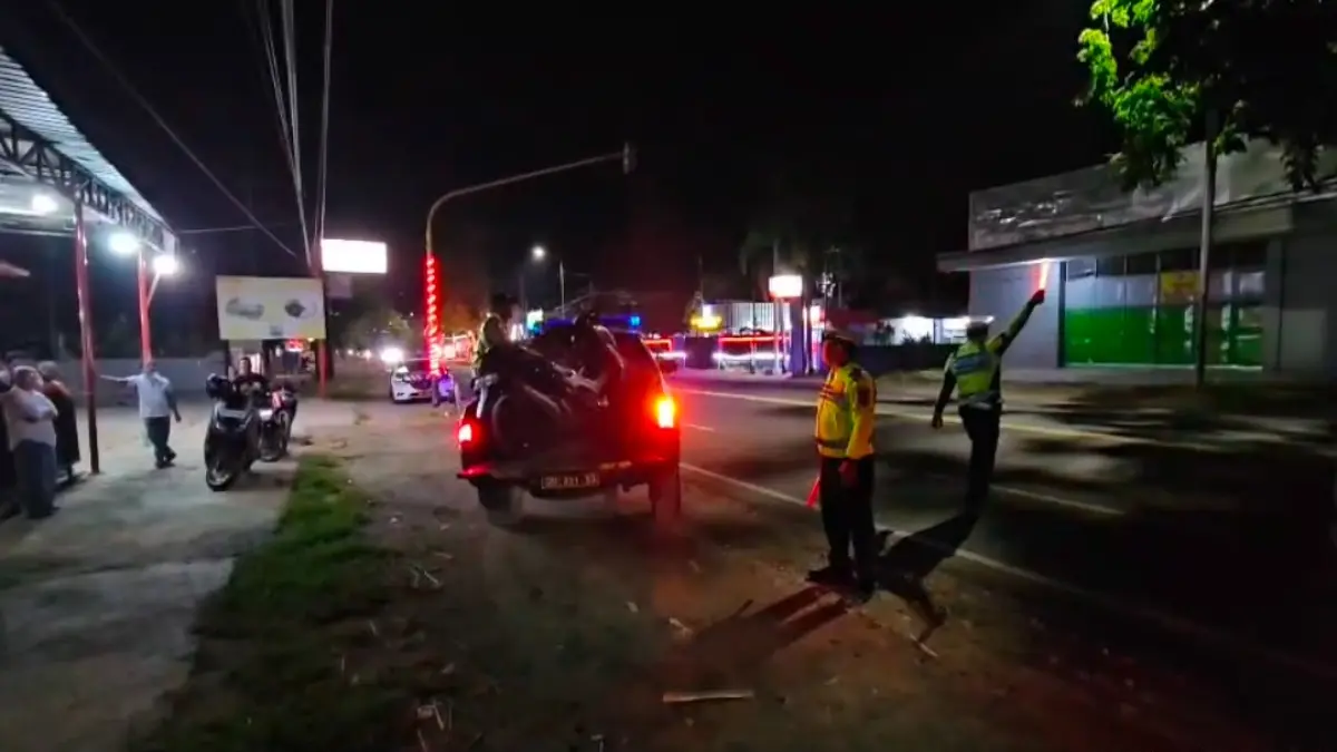 MAUT DI JALAN: Truk bermuatan tebu diduga menyebabkan kabel listrik putus di Jalan Raya Madiun–Surabaya. FOTO: DIAN RAHAYU/JAWA POS RADAR MADIUN