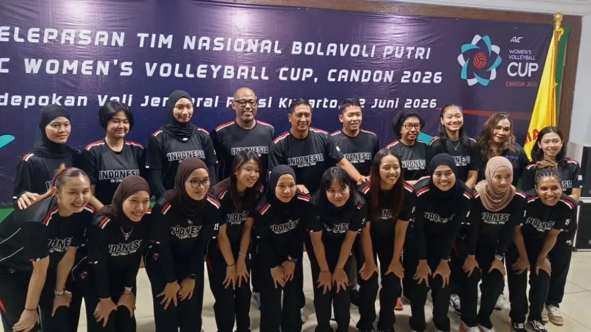 Para pemain dan ofisial timnas voli putri Indonesia usai pelepasan menuju AVC 2026, Selasa (2/6). (ANTARA)